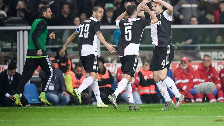 TURIN, ITALY - NOVEMBER 02: Juventus player Matthijs de Ligt celebrates 0-1 goal during the Serie A match between Torino FC and Juventus at Stadio Olimpico di Torino on November 02, 2019 in Turin, Italy. (Photo by Daniele Badolato - Juventus FC/Juventus FC via Getty Images)