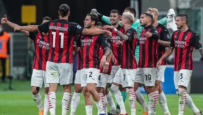 Zlatan Ibrahimovic esulta con i compagni dopo il derby Inter-Milan