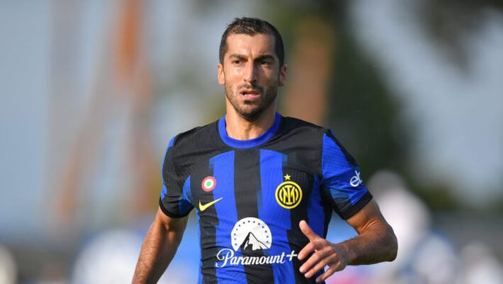 COMO, ITALY - JULY 18: Henrikh Mkhitaryan of FC Internazionale in action during the friendly match between FC Internazionale and FC Lugano at the club's training ground Suning Training Center at Appiano Gentile on July 18, 2023 in Como, Italy. (Photo by Mattia Pistoia - Inter/Inter via Getty Images) Inter, dagli esterni e Mkhitaryan a Thuram: le ultimissime sulla formazione - immagine 1