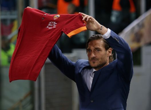 ROME, ITALY - NOVEMBER 27: AS Roma former player Francesco Totti holds the Hall of Fame jersey before the group G match of the UEFA Champions League between AS Roma and Real Madrid at Stadio Olimpico on November 27, 2018 in Rome, Italy. (Photo by Paolo Bruno/Getty Images) ROME, ITALY - NOVEMBER 27: AS Roma former player Francesco Totti holds the Hall of Fame jersey before the group G match of the UEFA Champions League between AS Roma and Real Madrid at Stadio Olimpico on November 27, 2018 in Rome, Italy. (Photo by Paolo Bruno/Getty Images)