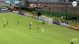 VIDEO / Suarez il top anche… in porta: si mette i guantoni e nega il gol a Forlan