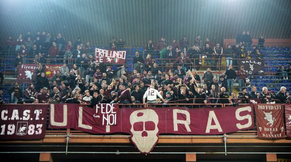 GENOA, ITALY - NOVEMBER 30: Torino FC fans cheer their team during the Serie A match between Genoa CFC and Torino FC at Stadio Luigi Ferraris on November 30, 2019 in Genoa, Italy. (Photo by Paolo Rattini/Getty Images) GENOA, ITALY - NOVEMBER 30: Torino FC fans cheer their team during the Serie A match between Genoa CFC and Torino FC at Stadio Luigi Ferraris on November 30, 2019 in Genoa, Italy. (Photo by Paolo Rattini/Getty Images)