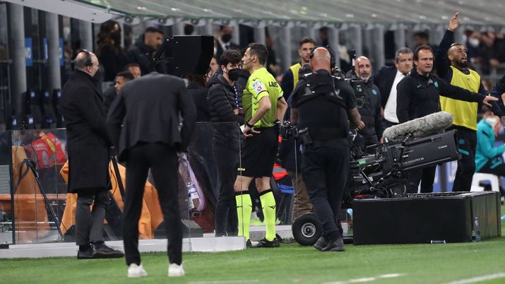 MILAN, ITALY - APRIL 19: Referee Maurizio Mariani inspects a VAR review, which results the goal scored by Ismael Bennacer of AC Milan ( not pictured ) being ruled out, during the Coppa Italia Semi Final 2nd Leg match between FC Internazionale v AC Milan at Giuseppe Meazza Stadium on April 19, 2022 in Milan, Italy. (Photo by Marco Luzzani/Getty Images) ORDINE DEL…GIORNO – Il Var a chiamata? Altri pasticci, altra confusione… - immagine 1