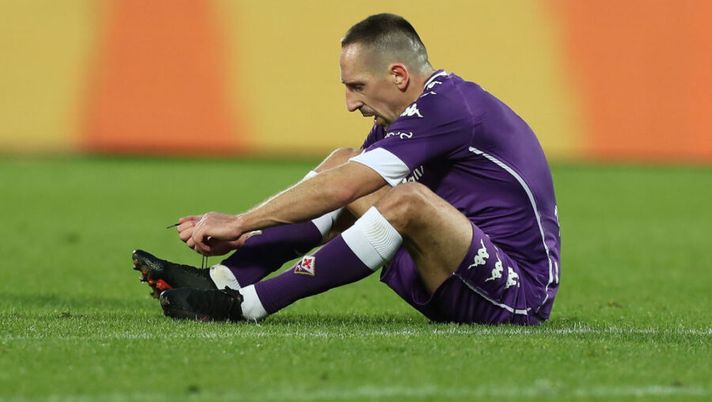 FLORENCE, ITALY - JANUARY 03: Franck Ribery of ACF Fiorentina tie his shoelaces during the Serie A match between ACF Fiorentina and Bologna FC at Stadio Artemio Franchi on January 3, 2021 in Florence, Italy. (Photo by Gabriele Maltinti/Getty Images) Ribery, la Gazzetta: “In gruppo e al rientro, ma il provino dirà se può già giocare” - immagine 1