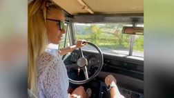 DAZN, Diletta Leotta alla guida di un veicolo ‘alternativo’ | VIDEO