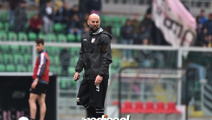 PALERMO, ITALY - MARCH 28: Head coach Roberto Stellone of Palermo leads a training session at Stadio Renzo Barbera on March 28, 2019 in Palermo, Italy. (Photo by Tullio M. Puglia/Getty Images)  Reggina