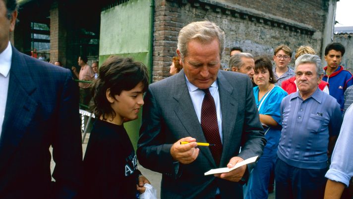 TURIN, ITALY: juventus president Giampiero Boniperti signing autographs on 1980's in Turin, Italy. (Photo by Juventus FC - Archive/Juventus FC via Getty Images) TURIN, ITALY: juventus president Giampiero Boniperti signing autographs on 1980's in Turin, Italy. (Photo by Juventus FC - Archive/Juventus FC via Getty Images)