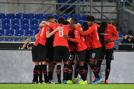  ROME, ITALY - OCTOBER 03: Jeremy Morel of Stade Rennes celebrate a opening goal with his team mates during the UEFA Europa League group E match between SS Lazio and Stade Rennes at Stadio Olimpico on October 3, 2019 in Rome, Italy. (Photo by Marco Rosi/Getty Images) 