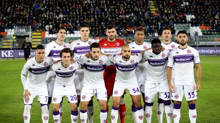 VENICE, ITALY - OCTOBER 18: Players of Fiorentina pose for photo prior the Serie A match between Venezia FC and ACF Fiorentina at Stadio Pier Luigi Penzo on October 18, 2021 in Venice, Italy. (Photo by Maurizio Lagana/Getty Images) VENICE, ITALY - OCTOBER 18: Players of Fiorentina pose for photo prior the Serie A match between Venezia FC and ACF Fiorentina at Stadio Pier Luigi Penzo on October 18, 2021 in Venice, Italy. (Photo by Maurizio Lagana/Getty Images)
