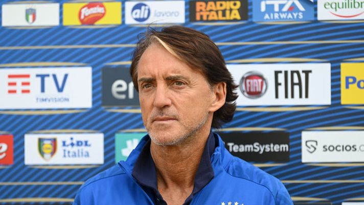 FLORENCE, ITALY - SEPTEMBER 22: Head coach Italy Roberto Mancini speaks with the media during Italy press conference at Centro Tecnico Federale di Coverciano on September 22, 2022 in Florence, Italy. (Photo by Claudio Villa/Getty Images) Mancini: “Esami per Dimarco e Chiesa, cosa filtra! Locatelli, Zaccagni, Retegui, Kean, Zaniolo…” - immagine 1