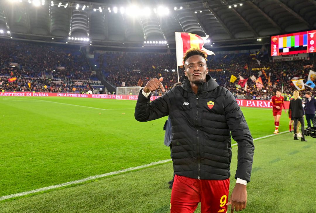 La Roma si scatena: Mancini con la bandiera, Abraham si spoglia – FOTO GALLERY - immagine 25