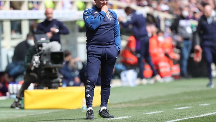 FLORENCE, ITALY - APRIL 03: Aurelio Andreazzoli manager of Empoli FC looks on during the Serie A match between ACF Fiorentina and Empoli FC at Stadio Artemio Franchi on April 3, 2022 in Florence, Italy. (Photo by Gabriele Maltinti/Getty Images) Andreazzoli (Sky): “La rimessa andava battuta, in 10 con la Fiorentina è dura” - immagine 1