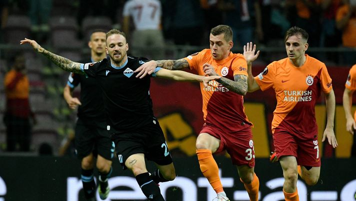 ISTANBUL, TURKEY - SEPTEMBER 16: Manuel Lazzari of SS Lazio compete for the ball with Alexsandru Cicaldau of Galatasaray during the UEFA Europa League group E match between Galatasaray and Lazio Roma at Turk Telekom Arena on September 16, 2021 in Istanbul, Turkey. (Photo by Marco Rosi - SS Lazio/Getty Images) ISTANBUL, TURKEY - SEPTEMBER 16: Manuel Lazzari of SS Lazio compete for the ball with Alexsandru Cicaldau of Galatasaray during the UEFA Europa League group E match between Galatasaray and Lazio Roma at Turk Telekom Arena on September 16, 2021 in Istanbul, Turkey. (Photo by Marco Rosi - SS Lazio/Getty Images)