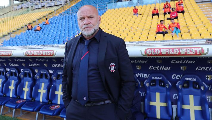PARMA, ITALY - APRIL 24: Serse Cosmi manager of FC Crotone looks on during the Serie A match between Parma Calcio and FC Crotone at Stadio Ennio Tardini on April 24, 2021 in Parma, Italy. Sporting stadiums around Italy remain under strict restrictions due to the Coronavirus Pandemic as Government social distancing laws prohibit fans inside venues resulting in games being played behind closed doors. (Photo by Gabriele Maltinti/Getty Images) PARMA, ITALY - APRIL 24: Serse Cosmi manager of FC Crotone looks on during the Serie A match between Parma Calcio and FC Crotone at Stadio Ennio Tardini on April 24, 2021 in Parma, Italy. Sporting stadiums around Italy remain under strict restrictions due to the Coronavirus Pandemic as Government social distancing laws prohibit fans inside venues resulting in games being played behind closed doors. (Photo by Gabriele Maltinti/Getty Images)