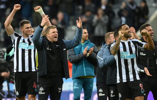 NEWCASTLE UPON TYNE, ENGLAND - JANUARY 15: Newcastle United head coach Eddie Howe celebrates infront of fans at the Gallowgate end after the Premier League match between Newcastle United and Fulham FC at St. James Park on January 15, 2023 in Newcastle upon Tyne, England. (Photo by Stu Forster/Getty Images)  Milan-Newcastle