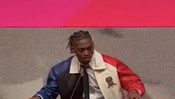 Milan, Leao arrivato all’evento di presentazione del libro ‘Smile’ | PM Video