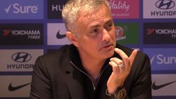 Mourinho: “Sarri ha detto che ci pensa lui”. Un giornalista fa una battuta sugli italiani e lui…