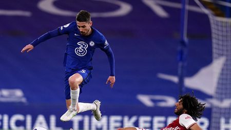 LONDON, ENGLAND - MAY 12: Jorginho of Chelsea is challenged by Mohamed Elneny of Arsenal during the Premier League match between Chelsea and Arsenal at Stamford Bridge on May 12, 2021 in London, England. Sporting stadiums around the UK remain under strict restrictions due to the Coronavirus Pandemic as Government social distancing laws prohibit fans inside venues resulting in games being played behind closed doors. (Photo by Adam Davy - Pool/Getty Images)