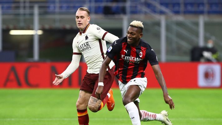 Rafael Leao (attaccante AC Milan) contro Rick Karsdorp in occasione di Milan-Roma 3-3 (Serie A 2020-2021) | AC Milan News (Getty Images) 