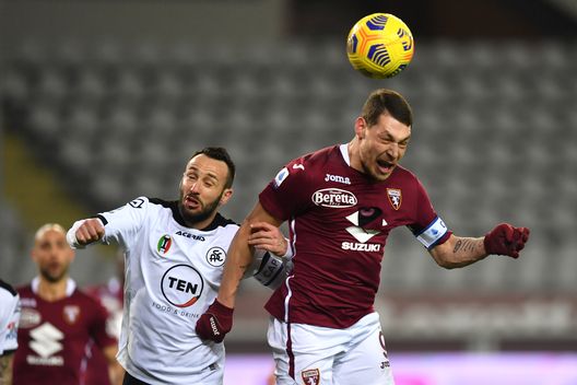 TURIN, ITALY - JANUARY 16: Andrea Belotti of Torino wins a header over Claudio Terzi of Spezia during the Serie A match between Torino FC and Spezia Calcio at Stadio Olimpico di Torino on January 16, 2021 in Turin, Italy. Sporting stadiums around Italy remain under strict restrictions due to the Coronavirus Pandemic as Government social distancing laws prohibit fans inside venues resulting in games being played behind closed doors. (Photo by Valerio Pennicino TURIN, ITALY - JANUARY 16: Andrea Belotti of Torino wins a header over Claudio Terzi of Spezia during the Serie A match between Torino FC and Spezia Calcio at Stadio Olimpico di Torino on January 16, 2021 in Turin, Italy. Sporting stadiums around Italy remain under strict restrictions due to the Coronavirus Pandemic as Government social distancing laws prohibit fans inside venues resulting in games being played behind closed doors. (Photo by Valerio Pennicino