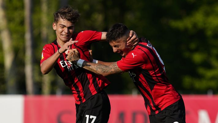 MILAN, ITALY - APRIL 16: (R) Marco Nasti of AC Milan U19 celebrates his first goal with his teammate Christian Foglio during the match between AC Milan U19 and Sampdoria U19 at Campo Sportivo Vismara on April 16, 2022 in Milan, Italy. (Photo by Pier Marco Tacca/AC Milan via Getty Images)