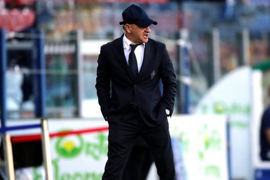 CAGLIARI, ITALY - MAY 12: Giuseppe Iachini coach of FIorentina reacts during the Serie A match between Cagliari Calcio and ACF Fiorentina at Sardegna Arena on May 12, 2021 in Cagliari, Italy. (Photo by Enrico Locci/Getty Images) CAGLIARI, ITALY - MAY 12: Giuseppe Iachini coach of FIorentina reacts during the Serie A match between Cagliari Calcio and ACF Fiorentina at Sardegna Arena on May 12, 2021 in Cagliari, Italy. (Photo by Enrico Locci/Getty Images)