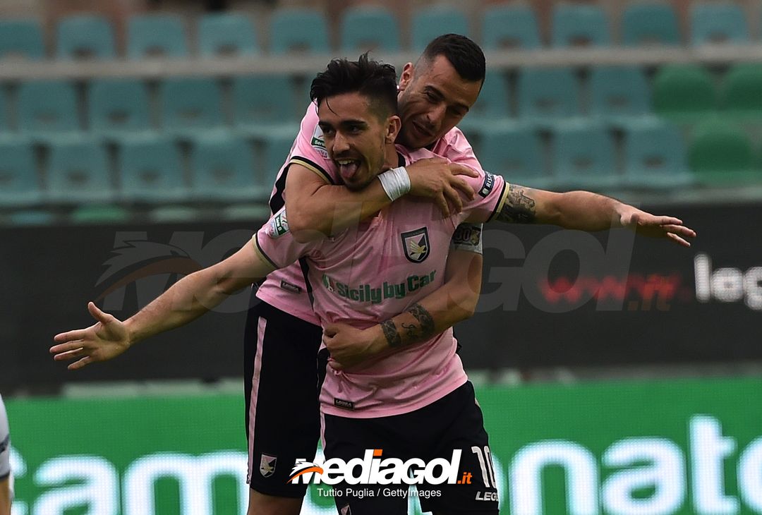  PALERMO, ITALY - APRIL 14:  Igor Coronado of Palermo celebrates after scoring the opening goal during the serie A match between US Citta di Palermo and US Cremonese at Stadio Renzo Barbera on April 14, 2018 in Palermo, Italy.  (Photo by Tullio M. Puglia/Getty Images) 