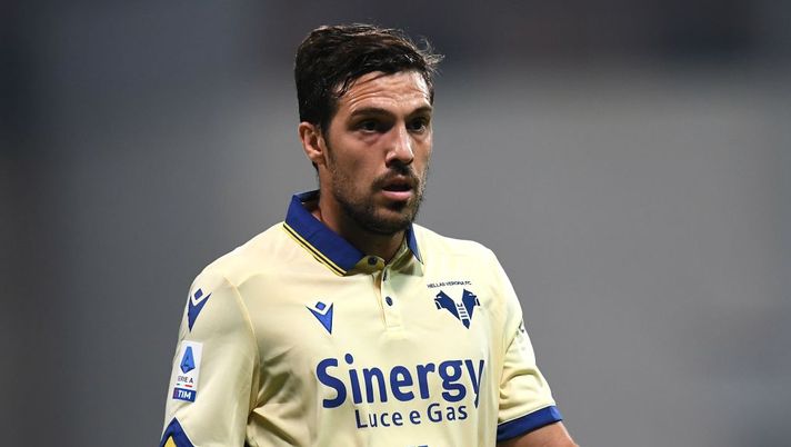 REGGIO NELL'EMILIA, ITALY - OCTOBER 24:  Simone Verdi of Hellas Verona looks on during the Serie A match between US Sassuolo and Hellas Verona at Mapei Stadium - Citta' del Tricolore on October 24, 2022 in Reggio nell'Emilia, Italy. (Photo by Alessandro Sabattini/Getty Images)  Verona, le novità su Lazovic e la gestione di Verdi: cosa filtra sulla probabile formazione - immagine 1