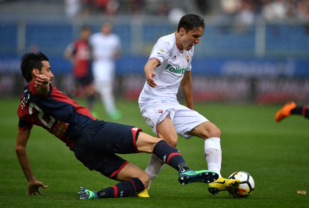  GENOA, ITALY - MAY 06:  Nicolas Spolli (L) of Genoa CFC tackles Federico Chiesa of ACF Fiorentina during the serie A match between Genoa CFC and ACF Fiorentina at Stadio Luigi Ferraris on May 6, 2018 in Genoa, Italy.  (Photo by Valerio Pennicino/Getty Images)  