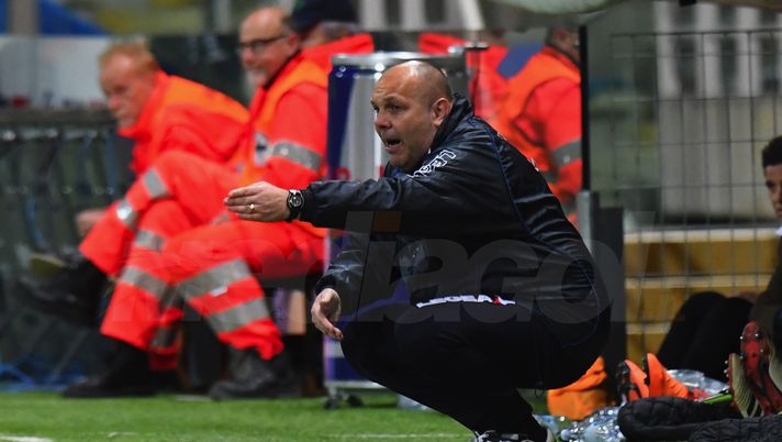 PARMA, ITALY - APRIL 02:  head coach Bruno Tedino of US Citta di Palermo issues instructions to his players during the serie B match between Parma Calcio and US Citta di Palermo at Stadio Ennio Tardini on April 2, 2018 in Parma, Italy.  (Photo by Alessandro Sabattini/Getty Images)  PARMA, ITALY - APRIL 02:  head coach Bruno Tedino of US Citta di Palermo issues instructions to his players during the serie B match between Parma Calcio and US Citta di Palermo at Stadio Ennio Tardini on April 2, 2018 in Parma, Italy.  (Photo by Alessandro Sabattini/Getty Images)