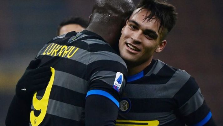Inter Milan's Belgian forward Romelu Lukaku (L) celebrates with Inter Milan's Argentine forward Lautaro Martinez (R) after scoring a goal during the Italian Serie A football match beetween Inter Milan and Benevento, on January 30, 2021 at the Meazza stadium, in Milan. (Photo by MIGUEL MEDINA / AFP) (Photo by MIGUEL MEDINA/AFP via Getty Images) Marchetti (Sky): “Inter, Dybala-Lukaku-Lautaro? A oggi solo due su tre: lo scenario” - immagine 1