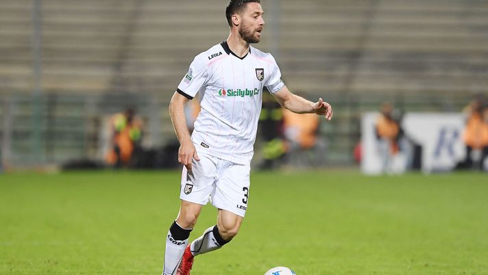 SALERNO, ITALY - MAY 18: Andrea Rispoli of US Citta di Salerno in action during the Serie B match between US Salernitana and US Citta di Palermo at on May 18, 2018 in Salerno, Italy. (Photo by Francesco Pecoraro/Getty Images) SALERNO, ITALY - MAY 18: Andrea Rispoli of US Citta di Salerno in action during the Serie B match between US Salernitana and US Citta di Palermo at on May 18, 2018 in Salerno, Italy. (Photo by Francesco Pecoraro/Getty Images)