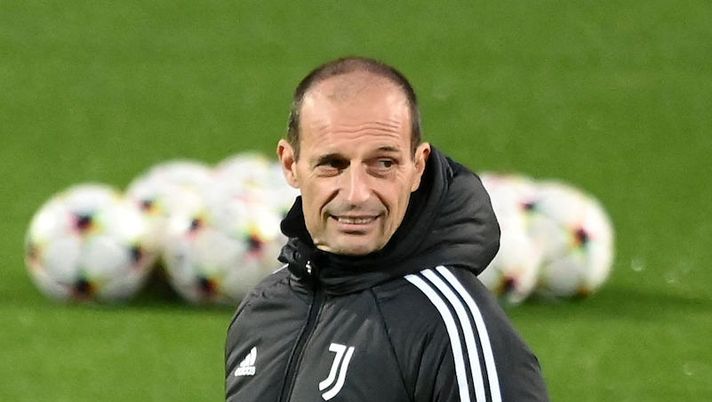 Juventus' Italian coach Massimiliano Allegri looks on during a training session at JTC Continassa in Turin, on November 1, 2022 on the eve of the UEFA Champions League football match against Paris Saint-Germain. (Photo by FRANCK FIFE / AFP) (Photo by FRANCK FIFE/AFP via Getty Images) Allegri: “La decisione su Chiesa e Vlahovic! Come stanno Locatelli, Cuadrado e Di Maria” - immagine 1