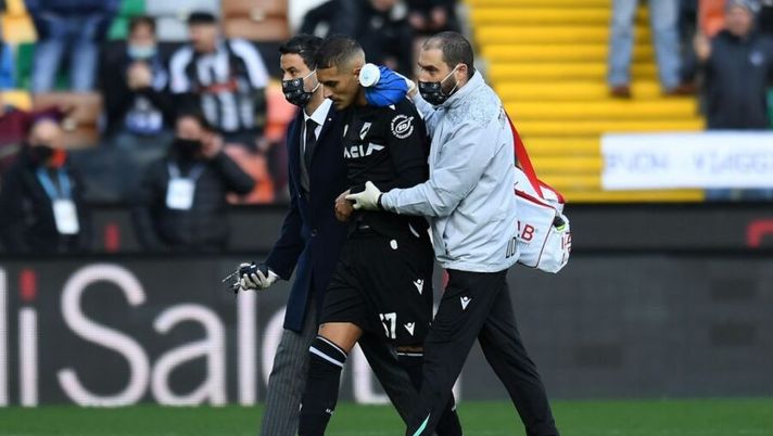 UDINE, ITALY - NOVEMBER 28: Roberto Pereyra of Udinese Calcio injured during the Serie A match between Udinese Calcio and Genoa CFC at Dacia Arena on November 28, 2021 in Udine, Italy. (Photo by Alessandro Sabattini/Getty Images) Udinese, oggi allenamento differenziato per Pereyra: le ultime sui tempi di recupero - immagine 1