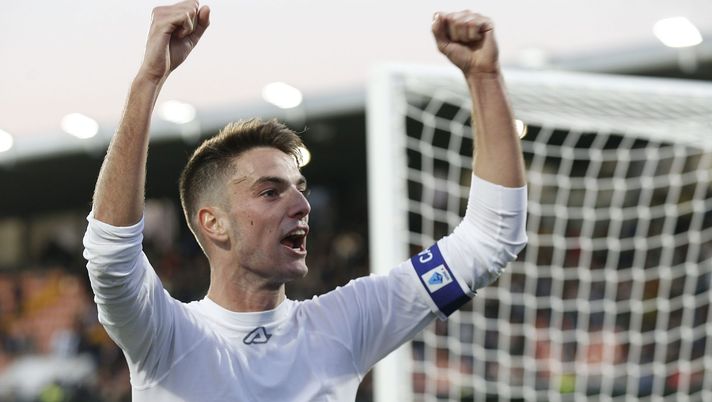 LA SPEZIA, ITALY - NOVEMBER 06: Giulio Maggiore of Spezia Calcio celebrates the victory after during the Serie A match between Spezia Calcio v Torino FC at Stadio Alberto Picco on November 6, 2021 in La Spezia, Italy. (Photo by Gabriele Maltinti/Getty Images) Maggiore, possibile addio allo Spezia: c’è anche la Fiorentina. La richiesta - immagine 1