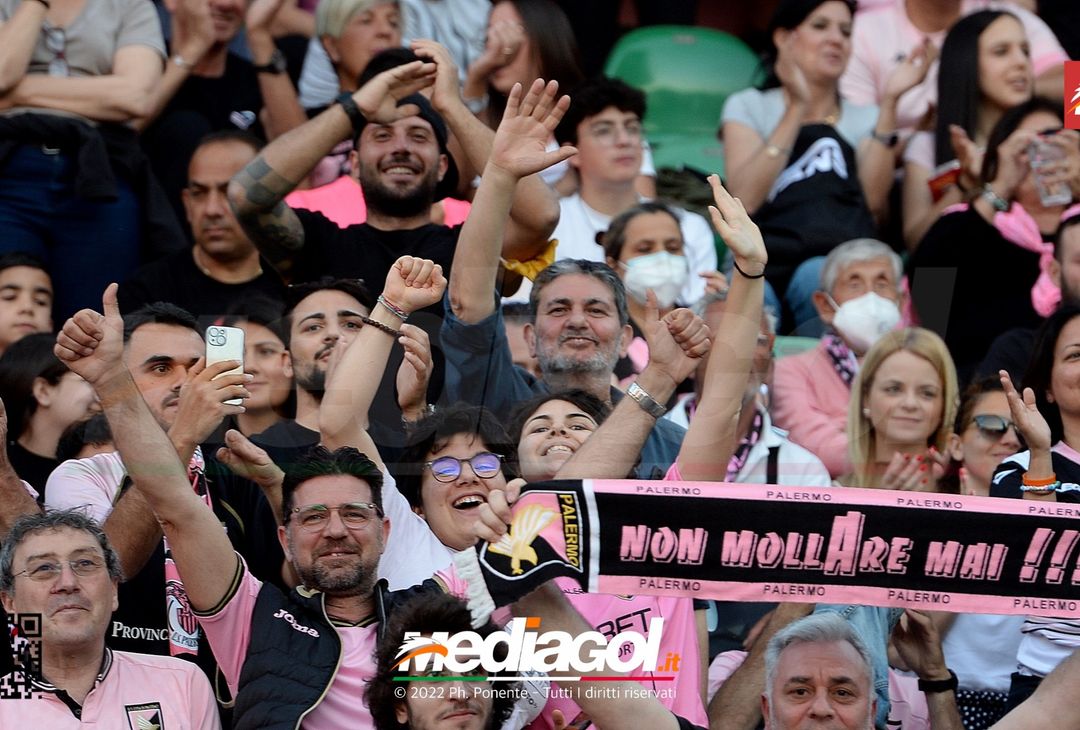 Fototifo, i tifosi allo stadio per Palermo-Feralpisaló 1-0 (gallery) - immagine 64