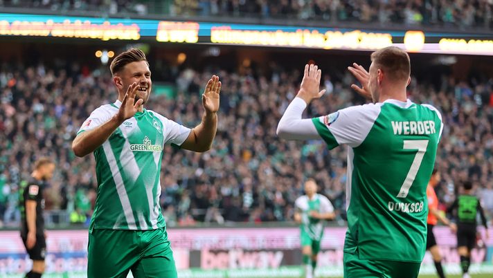 BREMEN, GERMANY - OCTOBER 01: Niclas Fullkrug of Werder Bremen celebrates with teammate Marvin Ducksch after scoring their team's third goal during the Bundesliga match between SV Werder Bremen and Borussia Mönchengladbach at Wohninvest Weserstadion on October 01, 2022 in Bremen, Germany. (Photo by Christof Koepsel/Getty Images) Calciomercato Torino: non solo Ducksch, nel Werder piace anche Füllkrug - immagine 1