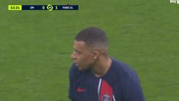 VIDEO / Mbappé reagisce male al cambio: fischiato dal pubblico