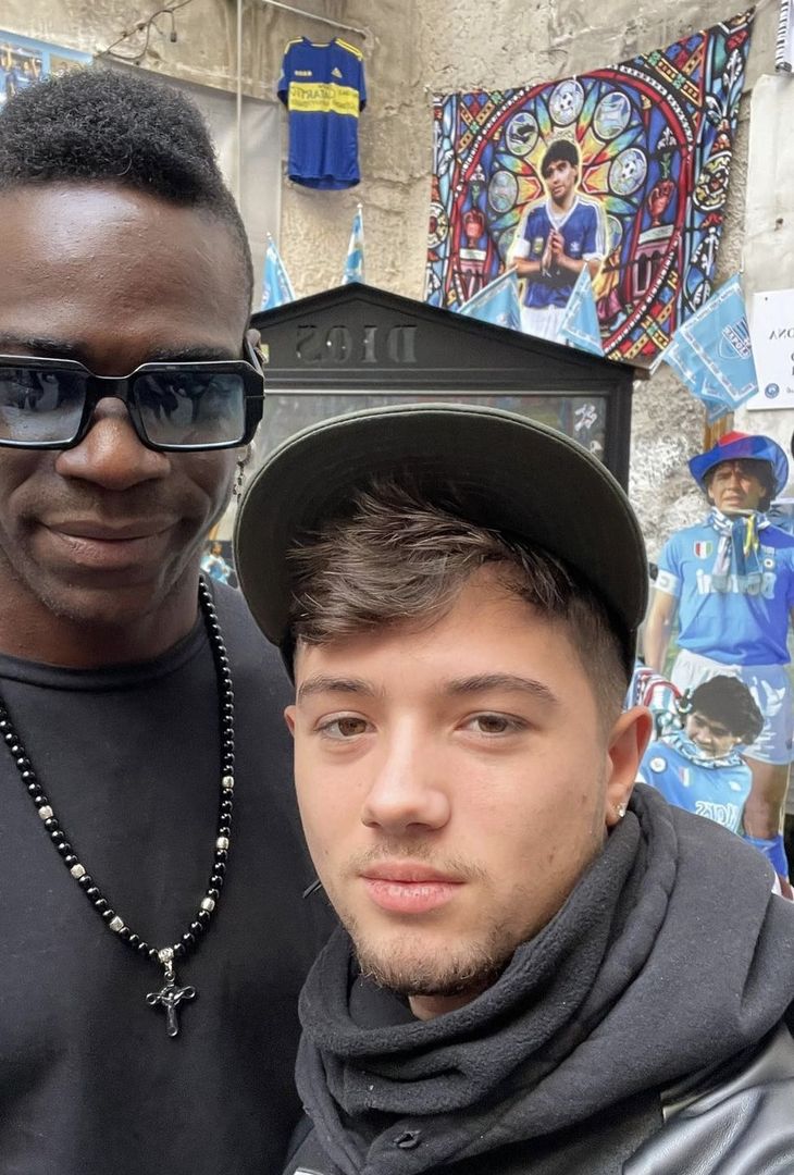 FOTO Balotelli è a Napoli: visita a sorpresa al murale di Maradona - immagine 5