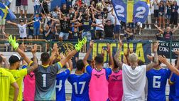 Derby di Ischia, tifoso del Forio sistema lo striscione e perde un dito!