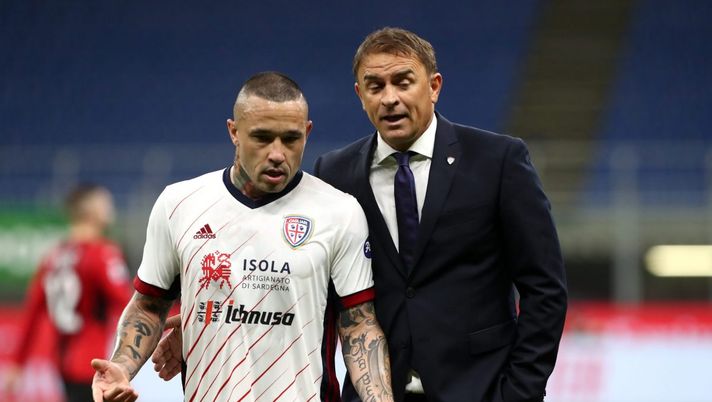 MILAN, ITALY - MAY 16: Radja Nainggolan of Cagliari Calcio speaks with Leonardo Semplici, Head Coach of Cagliari Calcio during the Serie A match between AC Milan and Cagliari Calcio at Stadio Giuseppe Meazza on May 16, 2021 in Milan, Italy. Sporting stadiums around Italy remain under strict restrictions due to the Coronavirus Pandemic as Government social distancing laws prohibit fans inside venues resulting in games being played behind closed doors. (Photo by Marco Luzzani/Getty Images) MILAN, ITALY - MAY 16: Radja Nainggolan of Cagliari Calcio speaks with Leonardo Semplici, Head Coach of Cagliari Calcio during the Serie A match between AC Milan and Cagliari Calcio at Stadio Giuseppe Meazza on May 16, 2021 in Milan, Italy. Sporting stadiums around Italy remain under strict restrictions due to the Coronavirus Pandemic as Government social distancing laws prohibit fans inside venues resulting in games being played behind closed doors. (Photo by Marco Luzzani/Getty Images)