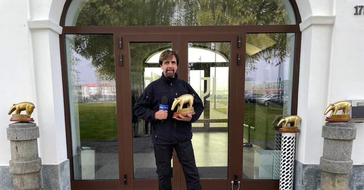 Super League, un tapiro d'oro gigante di Striscia per Andrea Agnelli