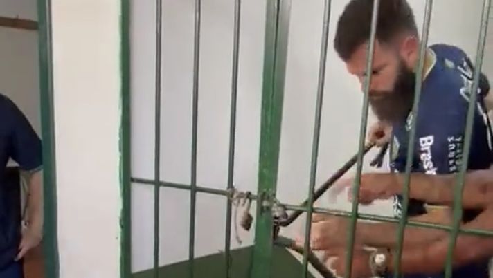 Brasile, giocatori Ypiranga “imprigionati” negli spogliatoi a fine primo tempo - immagine 1