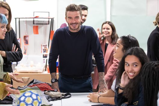 (Photo by Tim P. Whitby/Tim Whitby/Getty Images for BFC) Guardate come corre: la bizzarra fuga di David Beckham per sfuggire alla folla dei tifosi- immagine 2