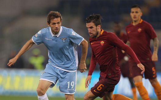 Senad Lulic in un derby di Roma contro Strootman 
