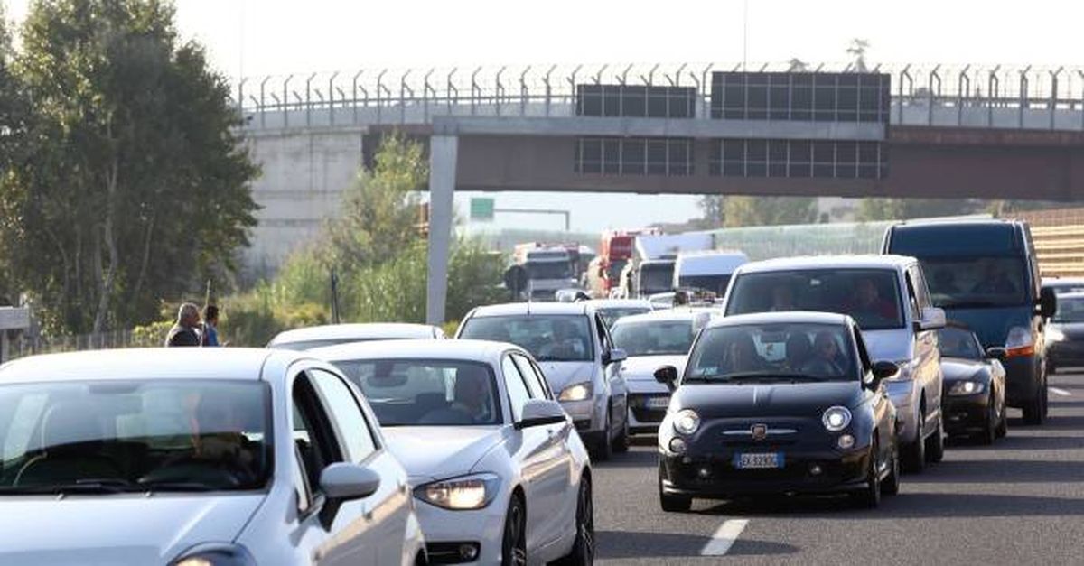 Scontri Tra Tifosi Di Roma E Napoli Un Ferito Intanto Riapre L