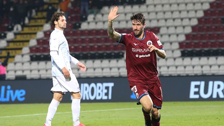 Foto Paola Garbuio/LaPresse
01 dicembre 2021 Cittadella (PD) Italia
sport calcio
Cittadella vs Como - Campionato di calcio Serie BKT 2021/2022 - Stadio Tombolato.
Nella foto: Simone Branca esulta gol 2-0
Photo Paola Garbuio/LaPresse
December , 01 2021 Cittadella (PD) Italy
sport soccer
Cittadella vs Como - Italian Football Championship League BKT 2021/2022 - - Tombolato stadium.
In the pic:Simone Branca celebration goal 2-0 Il sorriso del Cittadella si spegne nel recupero: con il Como finisce 2-2 - immagine 1