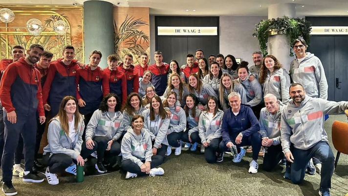 Roma, incontro speciale in hotel: Mourinho e i giocatori posano col Setterosa - immagine 1