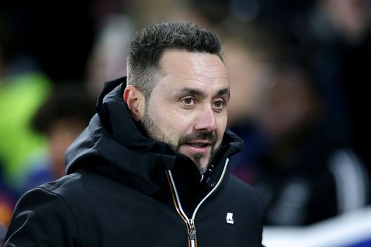 BRIGHTON, ENGLAND - DECEMBER 31: Roberto De Zerbi, Manager of Brighton & Hove Albion, looks on prior to the Premier League match between Brighton & Hove Albion and Arsenal FC at American Express Community Stadium on December 31, 2022 in Brighton, England. (Photo by Steve Bardens/Getty Images) De Zerbi: “Mac Allister? Meglio per lui e per noi che resti qui. Cambiare gli creerebbe problemi” - immagine 1