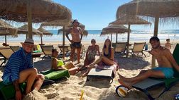 SOCIAL / Linda e il ‘Papu’ Gomez già al mare: relax con Ocampos e Vazquez